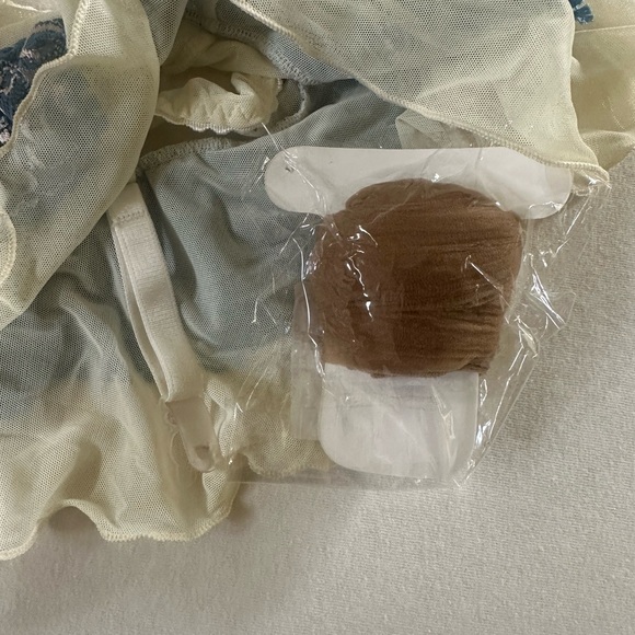 Elegant Blue and Cream Lace Bra Set - Picture 4 of 7